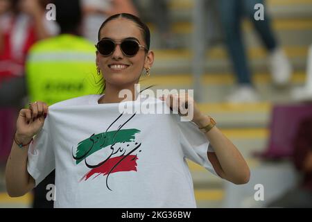 21 novembre 2022, Stade Bollaert-Delelis, Lens Agglo, QAT, Coppa del mondo FIFA 2022, Gruppo B, Inghilterra (GBR) vs Iran (IRN), nella foto tifosi iraniani negli stand festeggiano la loro squadra. Foto Stock