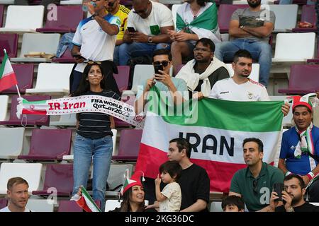 21 novembre 2022, Stade Bollaert-Delelis, Lens Agglo, QAT, Coppa del mondo FIFA 2022, Gruppo B, Inghilterra (GBR) vs Iran (IRN), nella foto tifosi iraniani negli stand festeggiano la loro squadra. Foto Stock