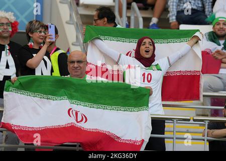 21 novembre 2022, Stade Bollaert-Delelis, Lens Agglo, QAT, Coppa del mondo FIFA 2022, Gruppo B, Inghilterra (GBR) vs Iran (IRN), nella foto tifosi iraniani negli stand festeggiano la loro squadra. Foto Stock