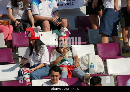 21 novembre 2022, Stade Bollaert-Delelis, Lens Agglo, QAT, Coppa del mondo FIFA 2022, Gruppo B, Inghilterra (GBR) vs Iran (IRN), nella foto tifosi iraniani negli stand festeggiano la loro squadra. Foto Stock