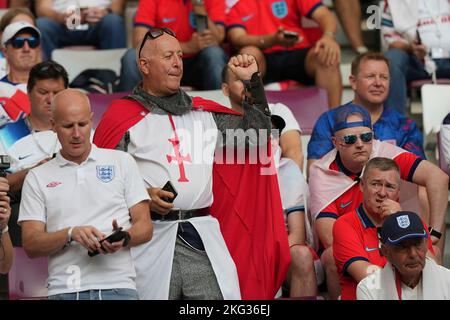 21 novembre 2022, Stade Bollaert-Delelis, Lens Agglo, QAT, Coppa del mondo FIFA 2022, Gruppo B, Inghilterra (GBR) vs Iran (IRN), nella foto i fan inglesi negli stand festeggiano la loro squadra. Foto Stock