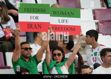 21 novembre 2022, Stade Bollaert-Delelis, Lens Agglo, QAT, Coppa del mondo FIFA 2022, Gruppo B, Inghilterra (GBR) vs Iran (IRN), nella foto tifosi iraniani negli stand festeggiano la loro squadra. Foto Stock