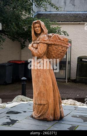 Scultura della signora della torba che segna la storia del taglio della torba sull'isola di Lewis in Point Street, Stornoway. Foto Stock