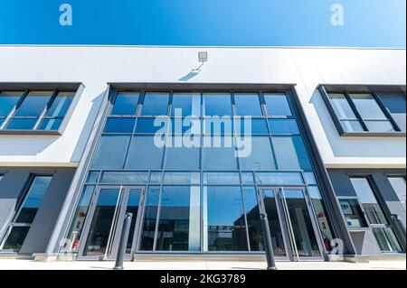 Dettaglio di un moderno edificio d'affari in citta' che guarda alla facciata di vetro Foto Stock