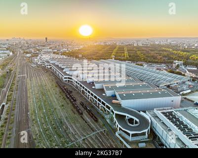 Veduta aerea mattutina delle proprietà industriali zona altamente sviluppata per la manutenzione delle merci Foto Stock