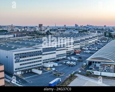 Vista aerea della zona di nuova industria dalla cima circondata da molti veicoli parcheggiati nella baia di carico Foto Stock