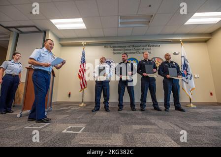 Guardia costiera CMdR. Mike cortese, responsabile della risposta al settore Houston-Galveston, presenta premi al personale dei servizi di emergenza della contea di Galveston durante una cerimonia al settore di Houston, Texas, 26 ottobre 2022. Quando un'imbarcazione trainante e due imbarcazioni da diporto si scontrarono nei pressi dell'isola di Goat il 30 luglio 2022, l'EMS della contea di Galveston e il Dipartimento dei vigili del fuoco Volontario di Port Bolivar lavorarono insieme a un equipaggio della Guardia Costiera di Galveston per salvare sei persone dall'acqua. Foto Stock