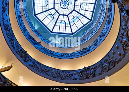 Roma Lazio Italia. I Musei Vaticani della Città del Vaticano. Scala Bramante. Scale a spirale Foto Stock