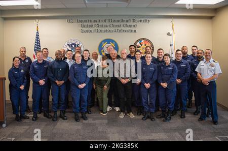 Il settore della Guardia Costiera Houston-Galveston Command Center e il personale dei servizi di emergenza della contea di Galveston posano per una foto con i sopravvissuti di una collisione tra imbarcazioni durante una presentazione al settore di Houston, Texas, 26 ottobre 2022. Quando un'imbarcazione trainante e due imbarcazioni da diporto si scontrarono nei pressi dell'isola di Goat il 30 luglio 2022, l'EMS della contea di Galveston e il Dipartimento dei vigili del fuoco Volontario di Port Bolivar lavorarono insieme a un equipaggio della Guardia Costiera di Galveston per salvare sei persone dall'acqua. Foto Stock