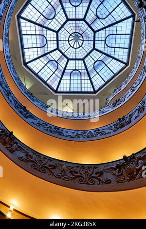 Roma Lazio Italia. I Musei Vaticani della Città del Vaticano. Scala Bramante. Scale a spirale Foto Stock