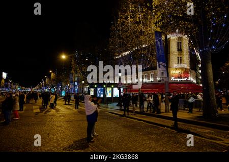 Parigi, Francia. 20th Nov 2022. Vista generale delle luci di Natale sul viale Champs-Elysees il 20 novembre 2022 a Parigi, Francia. Foto Stock