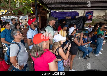 Medellin, Antioquia, Colombia - Settembre 13 2022: Crowd Cheers durante Hip Hop Concerto in Touristic Urban Attraction quartiere culturale Comuna 13 Foto Stock