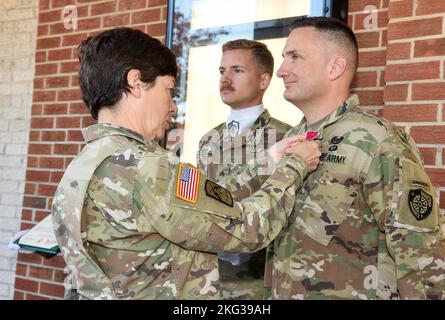 Maria Barrett, comandante generale dell'esercito statunitense, premia il Colonnello John Pobiak, comandante uscente della Brigata di protezione informatica, con la Legione del merito per un servizio eccezionalmente meritorio come comandante della CPB, prima di una cerimonia di cambio di comando a Fort Gordon, Georgia, 27 ottobre 2022. (Foto di Shatara Riis) Foto Stock