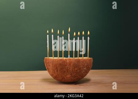 Pane creativo Menorah Hanukkah su un tavolo di legno. Foto Stock