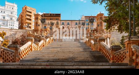 La scalinata dell'Escalinata del Ovalo, imponente scalinata in muratura a Teruel, Spagna, in una soleggiata giornata autunnale, in formato panoramico da utilizzare come banner web Foto Stock