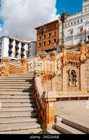 Una vista sulla scalinata dell'Escalinata del Ovalo, un'imponente scalinata in mattoni a Teruel, Spagna, in una giornata di sole Foto Stock