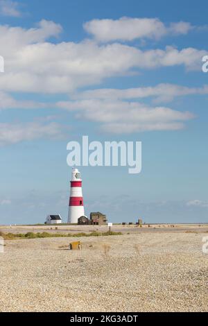 Orford Ness, sito di ricerca sulle armi atomiche, che mostra il faro e la spiaggia di ghiaia, Suffolk, Regno Unito Foto Stock