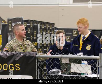 Sgt. Dell'esercito degli Stati Uniti 1st Classe Shaun Moore e staff Sgt. Marcus Caine, allenatore/allenatore osservatore assegnato a 157th Brigata di Fanteria, prima Divisione Esercito Est, presenta allo studente una ricompensa per aver completato la sfida robot dell'esercito durante il 95th° Annual Future Farmers of America Expo al Centro Congressi di Indianapolis, Indianapolis, NEL 27 ottobre 2022. 157th la Brigata della Fanteria rappresentò l'esercito come l'unica unità attiva dell'Indiana. Foto Stock