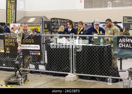 Sgt. Dell'esercito degli Stati Uniti 1st Classe Shaun Moore e staff Sgt. Marcus Caine, allenatore/allenatore osservatore assegnato a 157th Brigata di Fanteria, prima Divisione Esercito Est, istruisce gli studenti nel controllare un robot dell'esercito durante il 95th° Annual Future Farmers of America Expo presso l'Indianapolis Convention Center, Indianapolis, NEL 27 ottobre 2022. 157th la Brigata della Fanteria ha collaborato con l'Army Recruiting Indianapolis per condividere l'esperienza dell'Armata con i partecipanti all'esposizione. Foto Stock