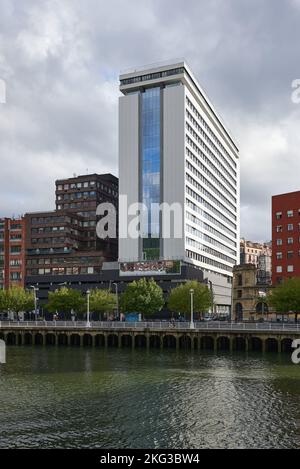 Vista del fiume Nevion e grattacielo di uffici a Bilbao, Biscaglia, Paesi Baschi, Euskadi, Euskal Herria, Spagna, Europa. Foto Stock