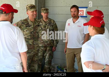 Il generale William (Butch) Graham, corpo dell'esercito degli Stati Uniti di ingegneri vice comandante generale per lavori civili e operazioni di emergenza, secondo da sinistra, parla con i membri del team delle infrastrutture USACE a Sanibel Island, Florida, ottobre 27. Il team sta conducendo valutazioni delle infrastrutture presso il 45 (Applied Technology Council – ATC-45) con i funzionari locali della contea, valutando gli edifici per garantirne la sicurezza. L'ATC-45 è una valutazione di sicurezza conforme agli standard del settore in seguito a tempeste di vento e alluvioni. Dopo le valutazioni, USACE inoltra le informazioni ai funzionari locali della contea affinché possano effettuare una finale Foto Stock