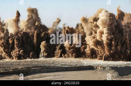 Tempesta di polvere dopo la sabbiatura del detonatore sul cantiere edile nel deserto arabo Foto Stock