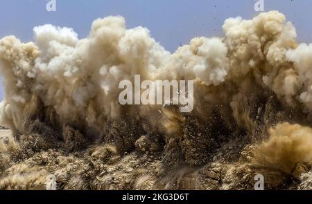Tempesta di polvere e particelle di roccia durante la sabbiatura dei detonatori nel sito minerario Foto Stock