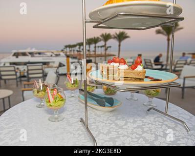 Selezione di insalate e panini in un espositore presso il lussuoso ristorante all'aperto, area bar a buffet Foto Stock