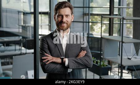 Caucasian 40s adulto di mezza età sopportato riuscito imprenditore imprenditore imprenditore imprenditore imprenditore imprenditore imprenditore imprenditore imprenditore imprenditore avvocato uomo d'affari in ufficio in posa sicuro forte Foto Stock
