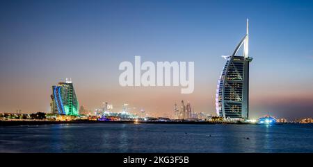 L'iconico Burj al Arab, il Jumeirah Beach Hotel e la 360 lounge sulla sinistra, Dubai nel 2015, Emirati Arabi Uniti Foto Stock