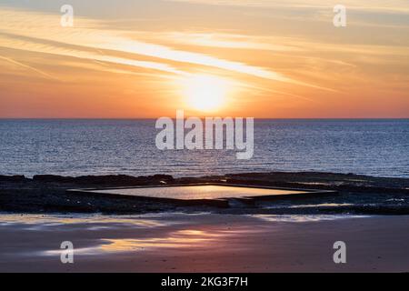 Un'alba sulla piscina di marea a Viking Bay a Broadstairs, Kent, Regno Unito Foto Stock