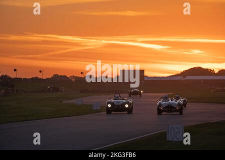 La gara Freddie March Memorial Trophy al tramonto , una gara di due piloti di un'ora al Goodwood Revival Foto Stock
