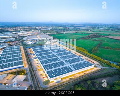 Drone splendida foto di grandi magazzini proprietà circondato da vegetazione lussureggiante nella Val d'Oise, Francia Foto Stock