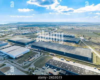 Splendida vista dell'area industriale dalla cima circondata da vari veicoli nel parcheggio sotto il cielo nuvoloso Foto Stock