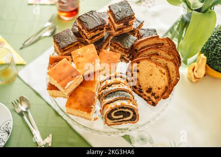 Diversi tipi di torte su una piastra e con luce laterale Foto Stock