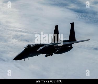 Sotto la direzione del North American Aerospace Defense Command (NORAD), un F-15 assegnato alla Massachusetts Air National Guard vola dietro un KC-135 assegnato alla Pennsylvania Air National Guard durante l'operazione di difesa aerea NOBLE DEFENDER, ottobre 27, 2022. Operazione NOBLE DEFENDER è un esercizio NORAD pianificato a lungo che convalida la capacità del comando di difendere il Canada e gli Stati Uniti da ogni strada di approccio. La Regione continentale degli Stati Uniti NORAD (CONR) ha guidato questa iterazione di OND e ha coordinato e condotto operazioni combinate, lanciando contemporaneamente aerei da diffe Foto Stock