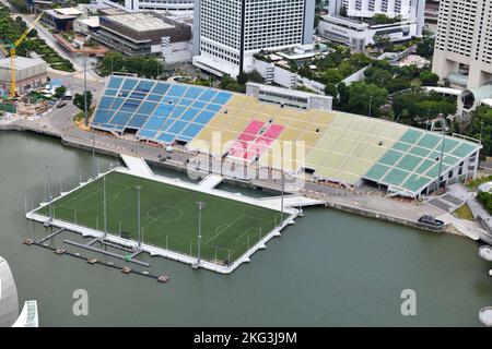 Il campo da calcio Float e la tribuna di Marina Bay a Singapore, in Asia Foto Stock