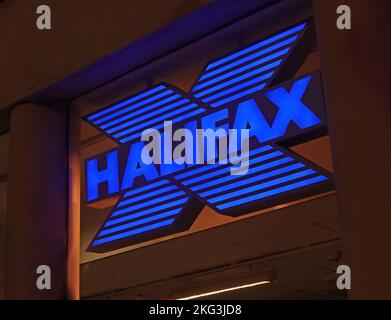 Halifax HBOS PLC - Halifax Bank of Scotland branch sign at night, 10 Buttermarket Street, Warrington, Cheshire, England, REGNO UNITO, WA1 2LG Foto Stock