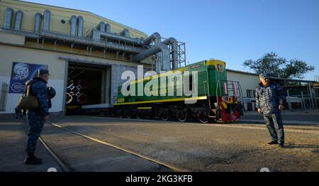 Il razzo Soyuz MS-22 è stato lanciato in treno fino al Launch Pad 31 al cosmodromo di Baikonur, in Kazakistan, il 18 settembre 2022, per la Expedition 68. L'equipaggio include l'astronauta della NASA Frank Rubio e i cosmonauti Roscosmos Sergey Prokopyev e Dmitri Petelin, con il lancio previsto per il 21 settembre. Foto Stock