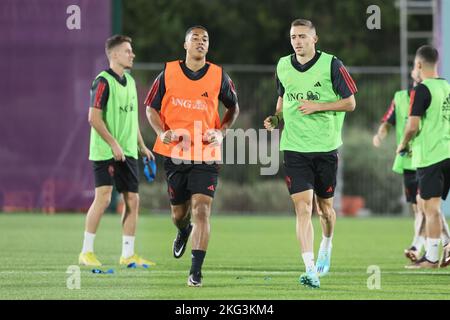 I belgi Youri Tielemans e il belga Timothy Castagne sono stati raffigurati durante una sessione di allenamento della nazionale belga di calcio The Red Devils, presso l'Hilton Salwa Beach Resort di Abu Samra, Stato del Qatar, lunedì 21 novembre 2022. I Red Devils si stanno preparando per la prossima Coppa del mondo FIFA 2022 in Qatar. FOTO DI BELGA BRUNO FAHY Foto Stock