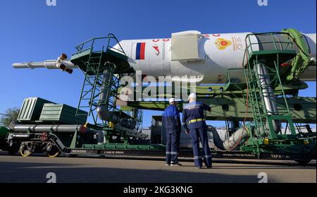 Spedizione 68 Soyuz Rollout. Il razzo Soyuz viene lanciato in treno al piazzale di lancio del sito 31, domenica 18 settembre 2022, al Cosmodrome di Baikonur in Kazakistan. Spedizione 68 l'astronauta Frank Rubio della NASA, e i cosmonauti Sergey Prokopyev e Dmitri Petelin di Roscosmos sono previsti per il lancio a bordo della loro navicella spaziale Soyuz MS-22 il 21 settembre. Foto Stock