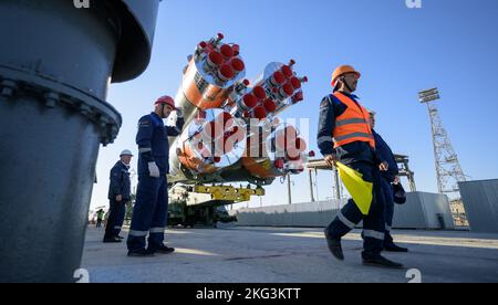 Spedizione 68 Soyuz Rollout. Il razzo Soyuz viene lanciato in treno al piazzale di lancio del sito 31, domenica 18 settembre 2022, al Cosmodrome di Baikonur in Kazakistan. Spedizione 68 l'astronauta Frank Rubio della NASA, e i cosmonauti Sergey Prokopyev e Dmitri Petelin di Roscosmos sono previsti per il lancio a bordo della loro navicella spaziale Soyuz MS-22 il 21 settembre. Foto Stock