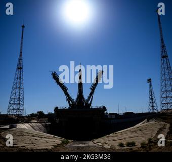 Al Cosmodromo di Baikonur il 18 settembre 2022, la struttura di servizio fu costruita attorno al razzo Sojuz MS-22 per la Expedition 68, con i membri dell'equipaggio Frank Rubio, Sergey Prokopyev e Dmitri Petelin pronti per il lancio. Foto Stock
