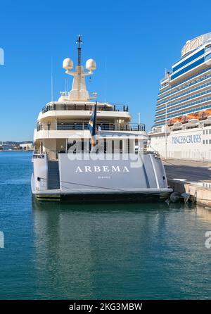 Arbema Superyacht ormeggiato accanto alla nave da crociera Regal Princess al porto di Tolone, Francia, novembre 2022 Foto Stock