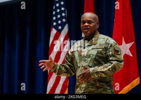 Il Senior Enlisted Advisor Tony Whitehead, il Senior Enlisted ADVISOR del capo, National Guard Bureau, si rivolge al Tennessee National Guard Senior Noncommissioned Officer Summit alla McGhee Tyson Air National Guard base a Knoxville, Tennessee, 27 ottobre 2022. Foto Stock