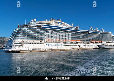 Regal Princess Cruise Ship ormeggiato a Port la Seyne-sur-Mer, Porto di Tolone, Francia, novembre 2022 Foto Stock