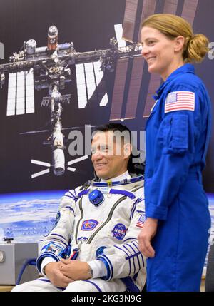 Expedition 68 Preflight. Spedizione 68 astronauta Frank Rubio della NASA e spedizione 68 membro di scorta Loral o'Hara della NASA sono visti come Rubio aspetta di far controllare la pressione del suo vestito russo Sokol prima di lui e compagni di squadra, Sergey Prokopyev e Dmitri Petelin di Roscosmos lanciando a bordo della loro navicella spaziale Soyuz MS-22, Mercoledì, 21 settembre 2022, a Baikonur, Kazakistan. Rubio, Prokopyev e Petelin lanciarono a bordo del razzo Soyuz dal Cosmodromo di Baikonur per una missione sulla Stazione spaziale Internazionale. Foto Stock