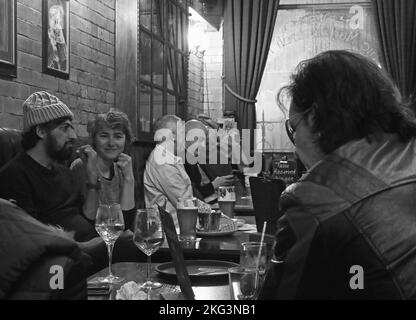 The Marble Arch Inn, 73 Rochdale Rd, Manchester, Inghilterra, UK, M4 4HY - bevitori che godono di vere birre artigianali locali Foto Stock