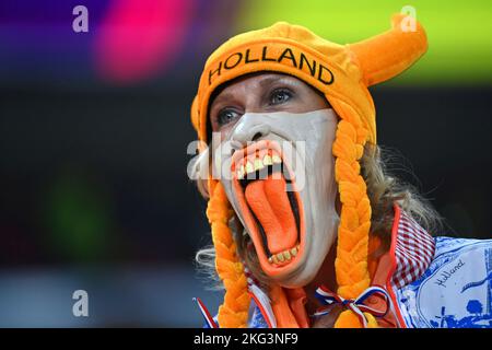 Doha, Katar. 21st Nov 2022. Fan, tifoso di calcio dei Paesi Bassi con maschera. Game 2, Group A Senegal (SEN) - Netherlands (NED) per 21.11.2022, al Thumama Stadium. Coppa del mondo di Calcio 20122 in Qatar dal 20,11. - 18.12.2022 crediti: dpa/Alamy Live News Foto Stock