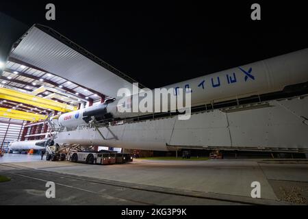 SpaceX Crew-5 Roll to Pad. Il razzo Falcon 9 di SpaceX, con la navicella spaziale Dragon Endurance in cima, esce dallo stabilimento di lavorazione orizzontale della società durante il suo viaggio verso il Launch Complex 39A presso il Kennedy Space Center in Florida il 1 ottobre 2022, per il lancio dello SpaceX Crew-5 della NASA. ENDURANCE porterà gli astronauti della NASA Nicole Mann, comandante; Josh Cassada, pilota; e gli Specialisti Missionari Koichi Wakata, della JAXA (Japan Aerospace Exploration Agency), e il cosmonauta Roscosmo Anna Kikina alla Stazione spaziale Internazionale per una missione di spedizione scientifica come parte del Commercial Crew Programa della NASA Foto Stock